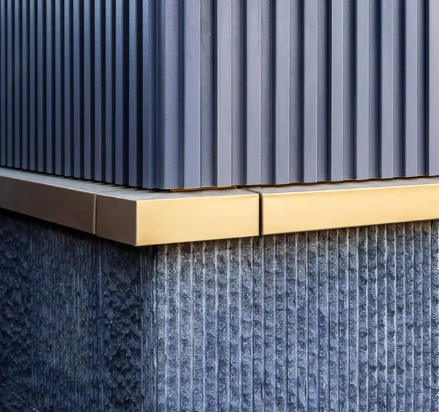 Large-format slabs of graphite-black granite are split by hand directly at the quarry: the texture of each slab and the pattern of each face are unique.